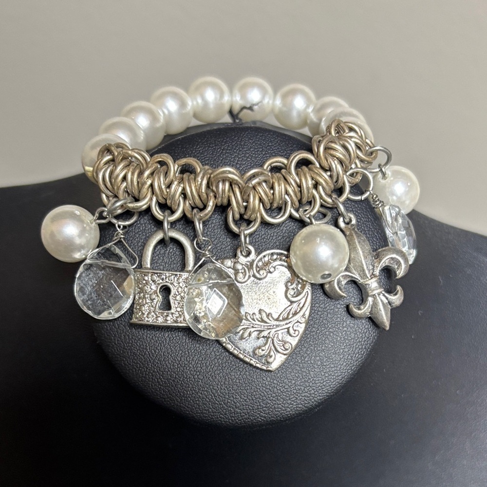 Glass Metal Victorian Charm Heart Fleur De Lis Pearl Stretch Bracelet